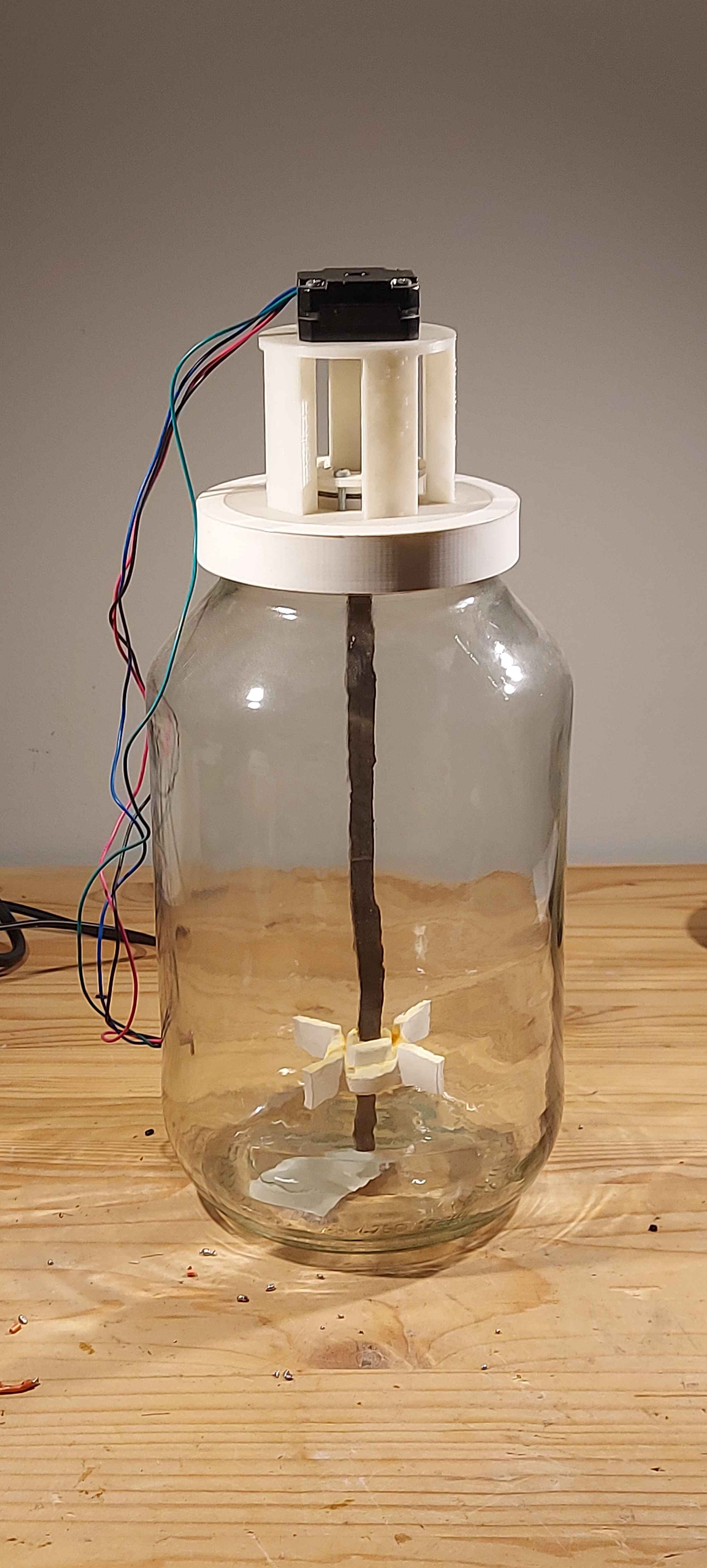 The fully assembled mechanical stage: The NEMA 17 motor sits atop the custom printed housing, driving the Rushton turbine directly via the brass shaft.